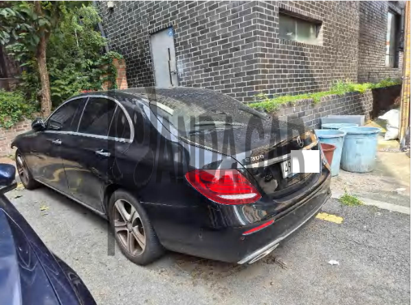 2017 Mercedes-Benz E300, photograph 4