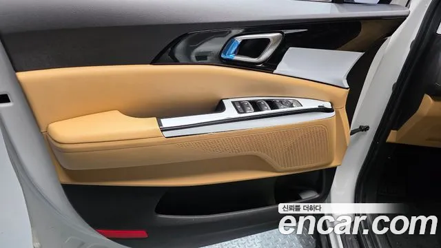 Kia Canival Gasoline 9-Seater Prestige — photo 1 of 36