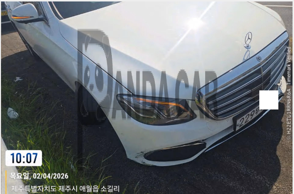 2020 Mercedes-Benz E 300 4MATIC, photograph 2