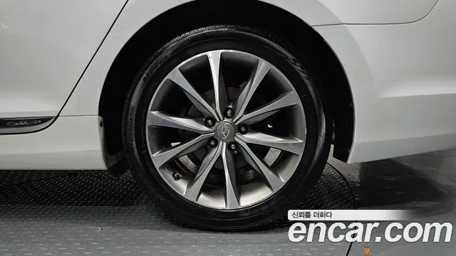 2014 Hyundai Grandeur HG240 Modern, photograph 2