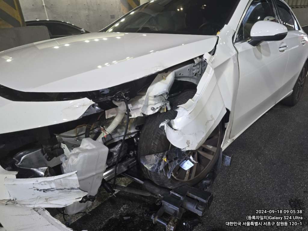 2021 Mercedes-Benz A220 Sedan, photograph 4