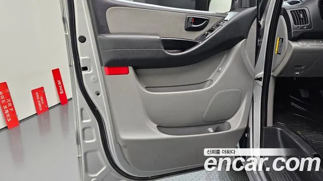 Hyundai Starex 12-Seater Wagon — photo 1 of 31