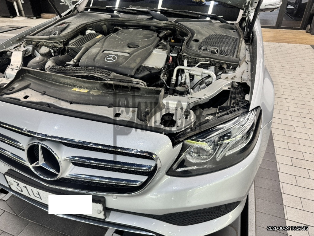 2019 Mercedes-Benz E300 4Matic, photograph 2