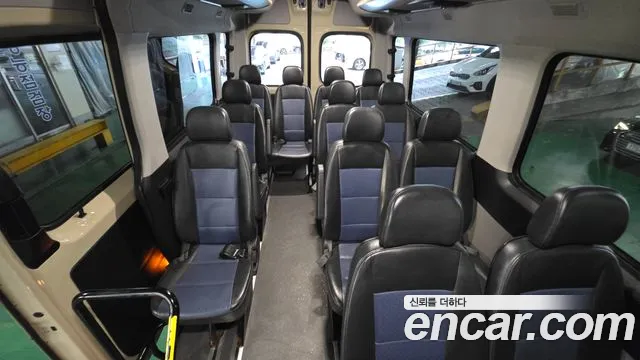 2015 Hyundai Solati 15-seater, photograph 7