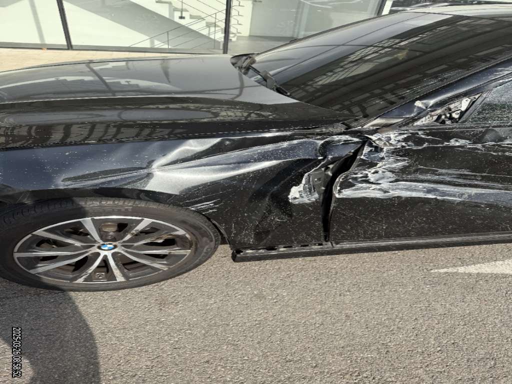 2023 BMW 320i, photograph 2