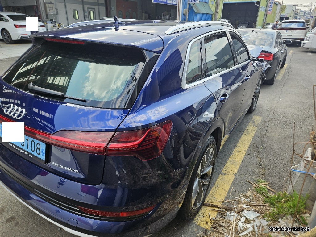 2021 Audi etron 55 quattro, photograph 2