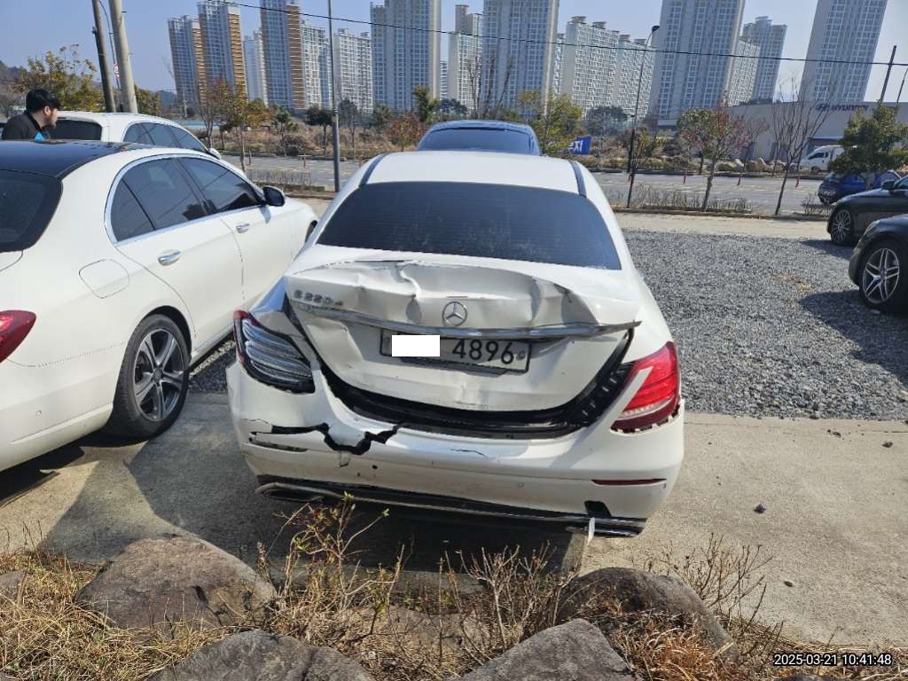2019 Mercedes-Benz E220 d, photograph 1