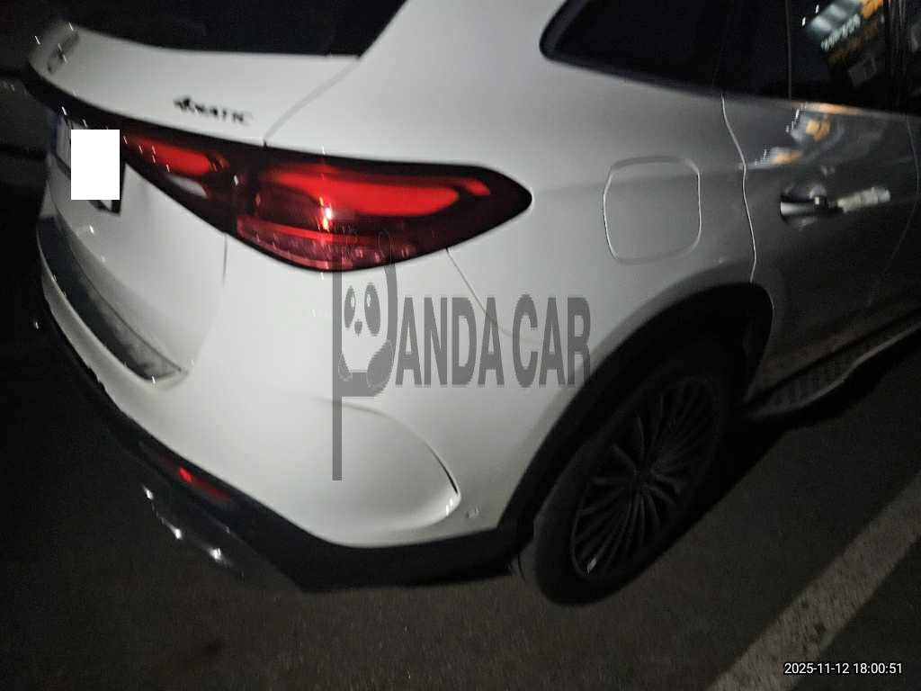 2025 Mercedes-Benz GLC300 4MATIC, photograph 2