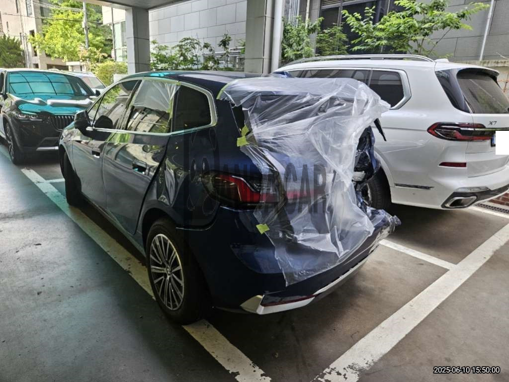 2025 BMW 220i Active Tourer, photograph 2