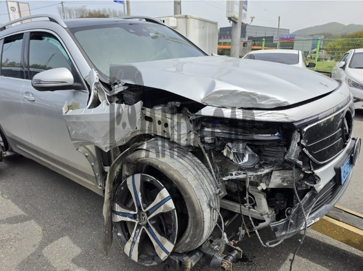 2023 Mercedes-Benz EQB300 4MATIC, photograph 2