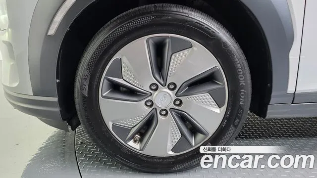 Hyundai Kona Premium — photo 1 of 20