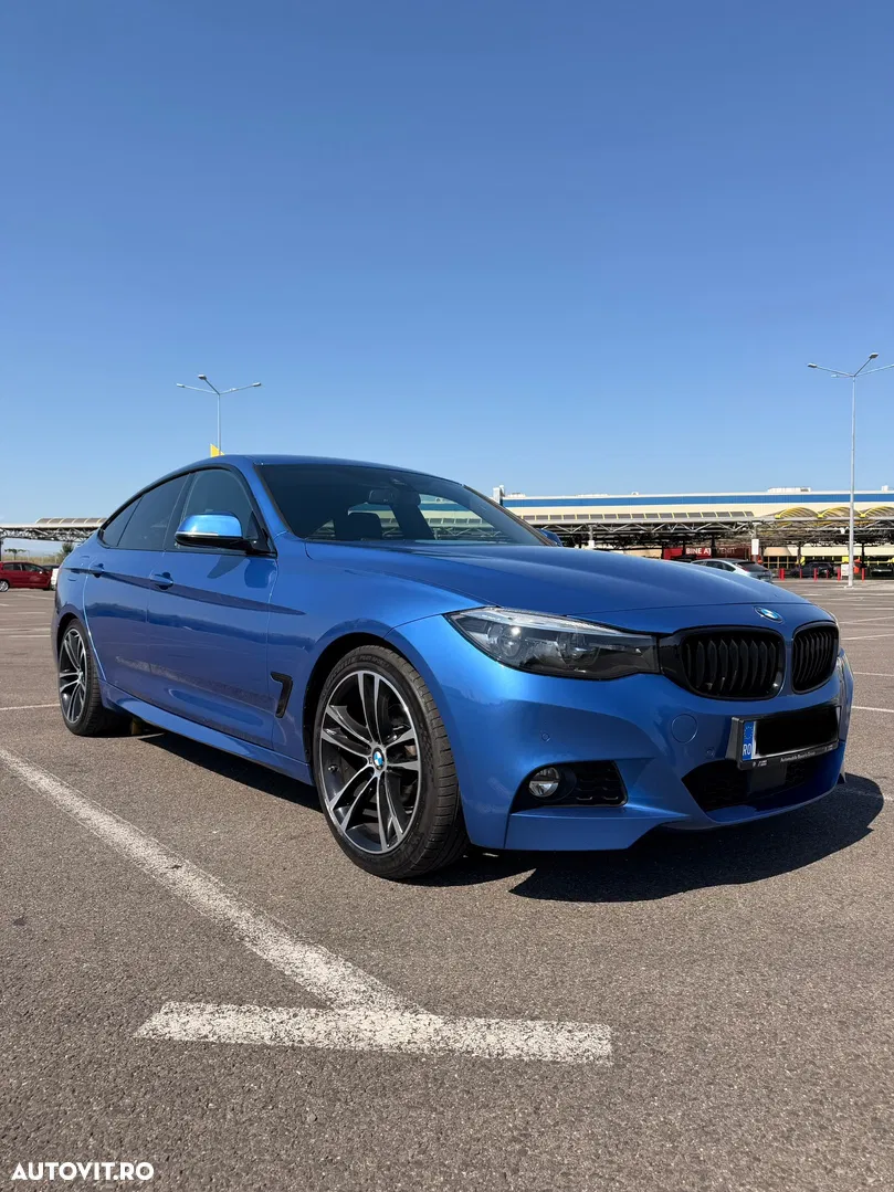 2019 BMW Seria 3, photograph 2