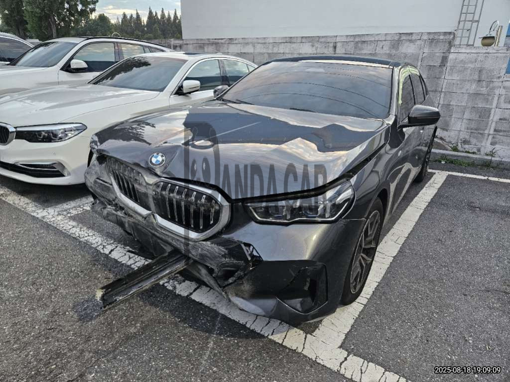 2024 BMW 520i, photograph 1