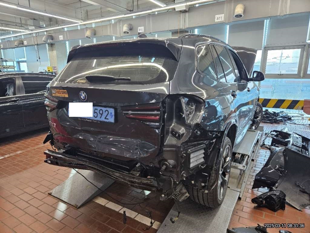 2024 BMW iX3 M Sport, photograph 3