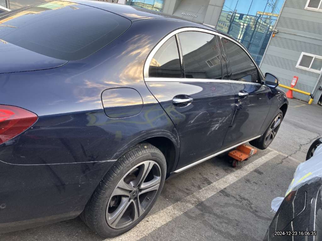 2019 Mercedes-Benz E300, photograph 3