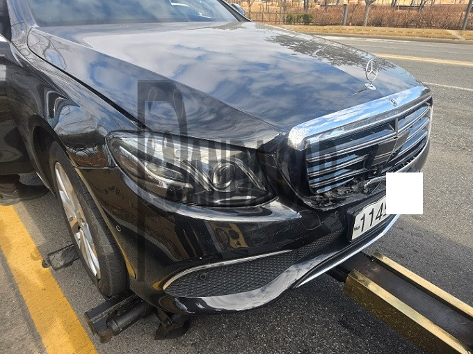 2020 Mercedes-Benz E 300 4MATIC, photograph 2