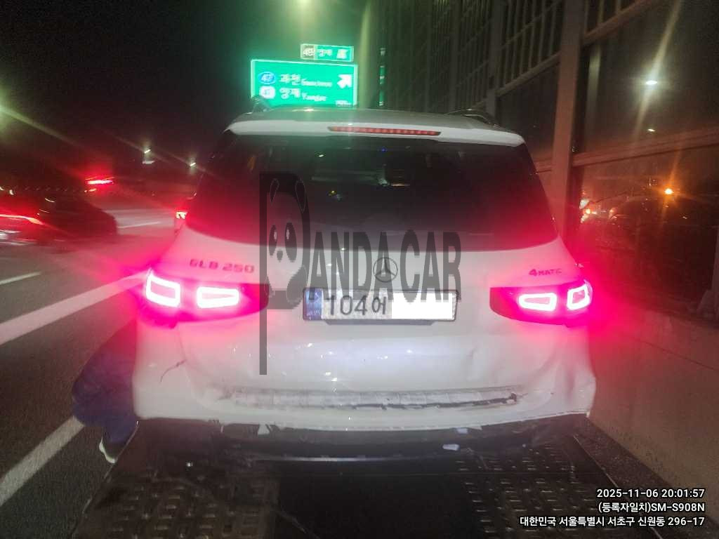 2021 Mercedes-Benz GLB250 4MATIC, photograph 2