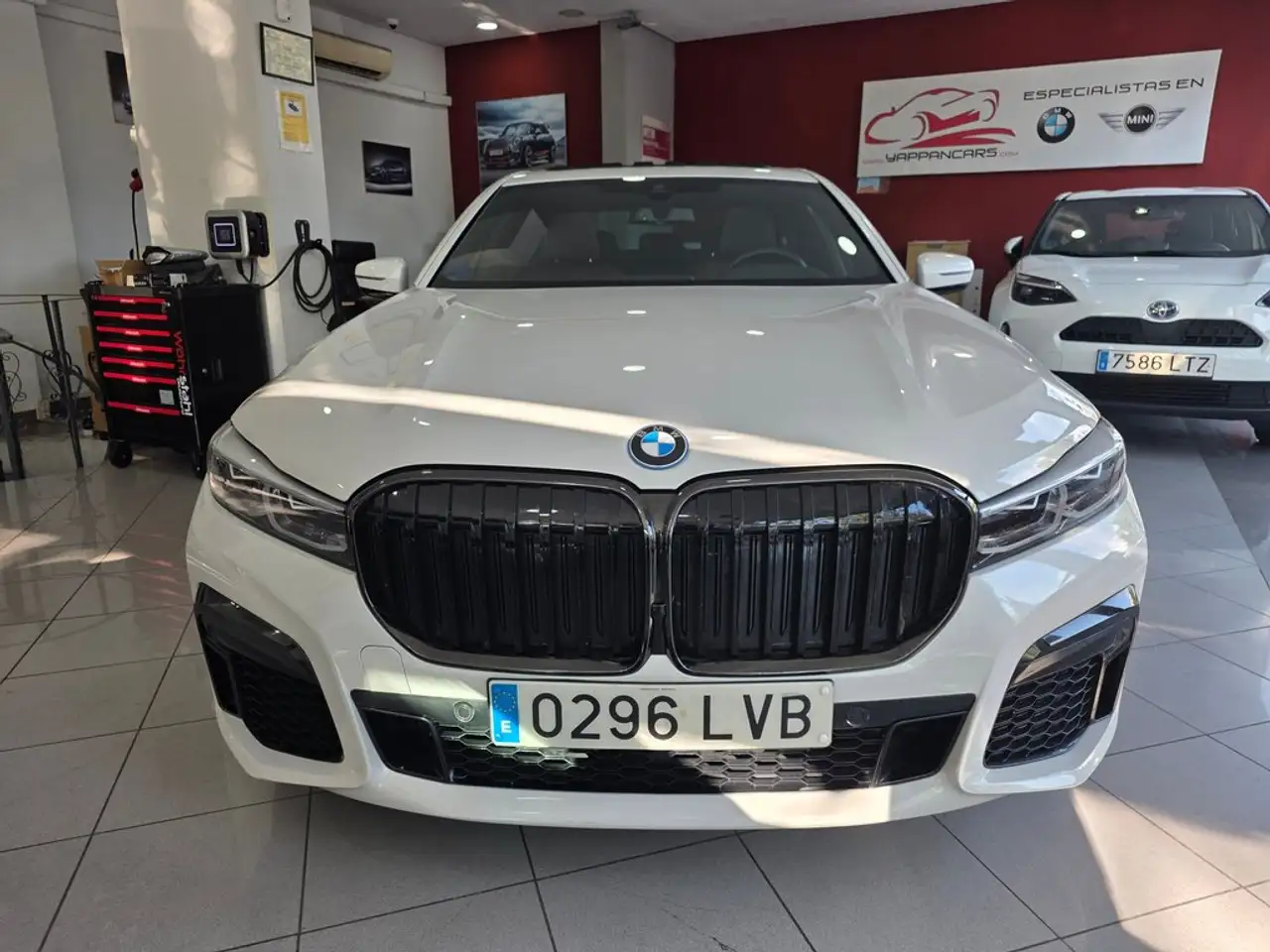 2021 BMW 745 745e, photograph 2