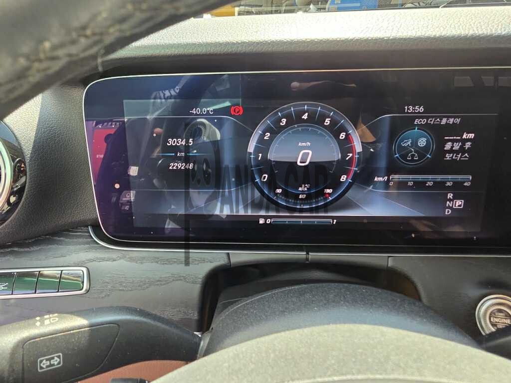 2017 Mercedes-Benz E300 4Matic, photograph 4