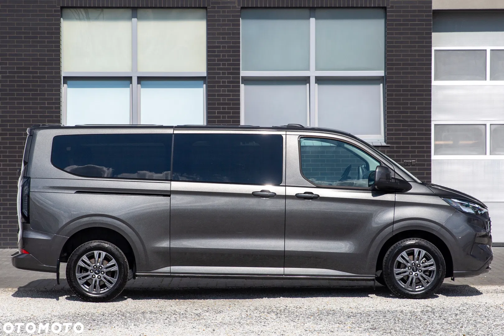 2025 Ford Tourneo Custom, photograph 3