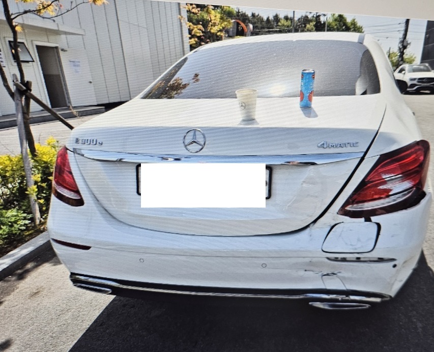 2020 Mercedes-Benz E300 e 4MATIC, photograph 2