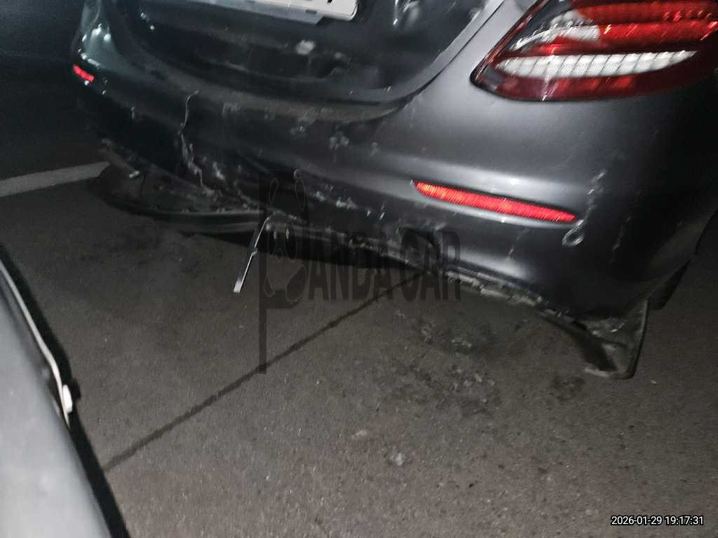 2019 Mercedes-Benz E350 4Matic, photograph 2