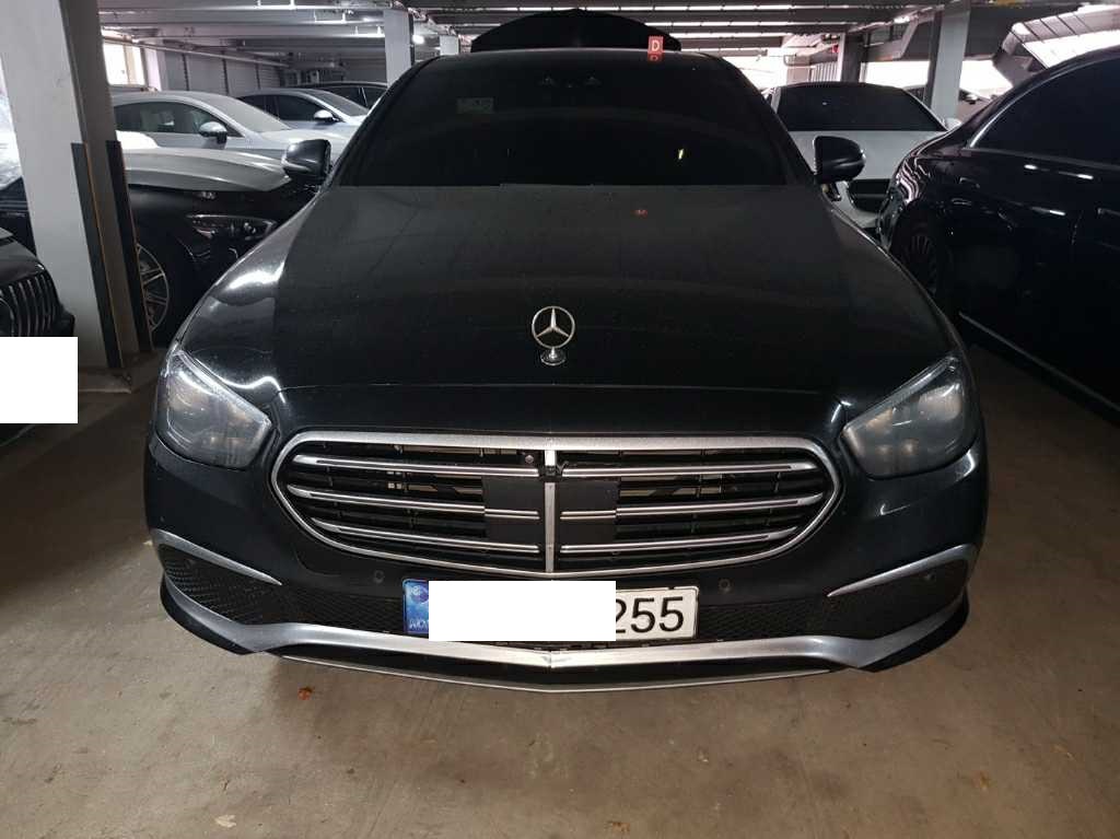 2022 Mercedes-Benz E250, photograph 1