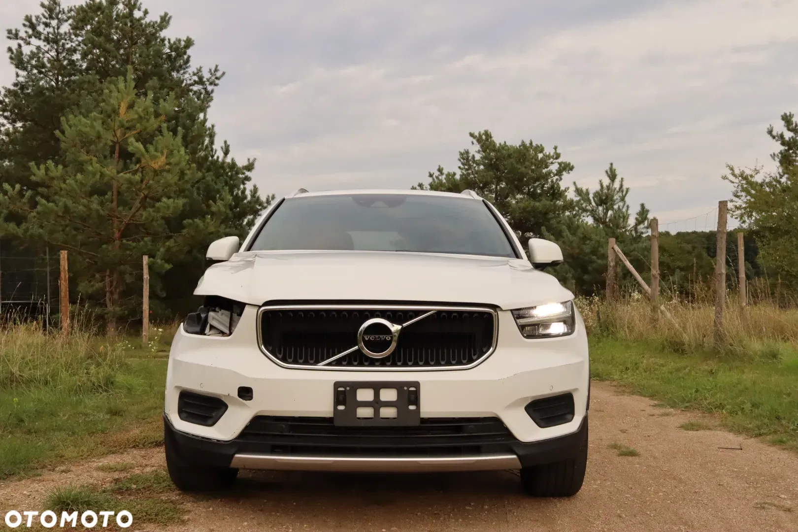 2018 Volvo XC 40 T5 AWD Momentum, photograph 3