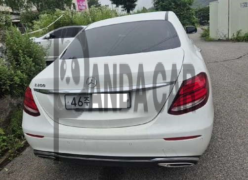 2017 Mercedes-Benz E200, photograph 1