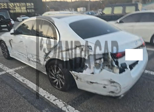 2025 Mercedes-Benz E 300 4MATIC, photograph 3