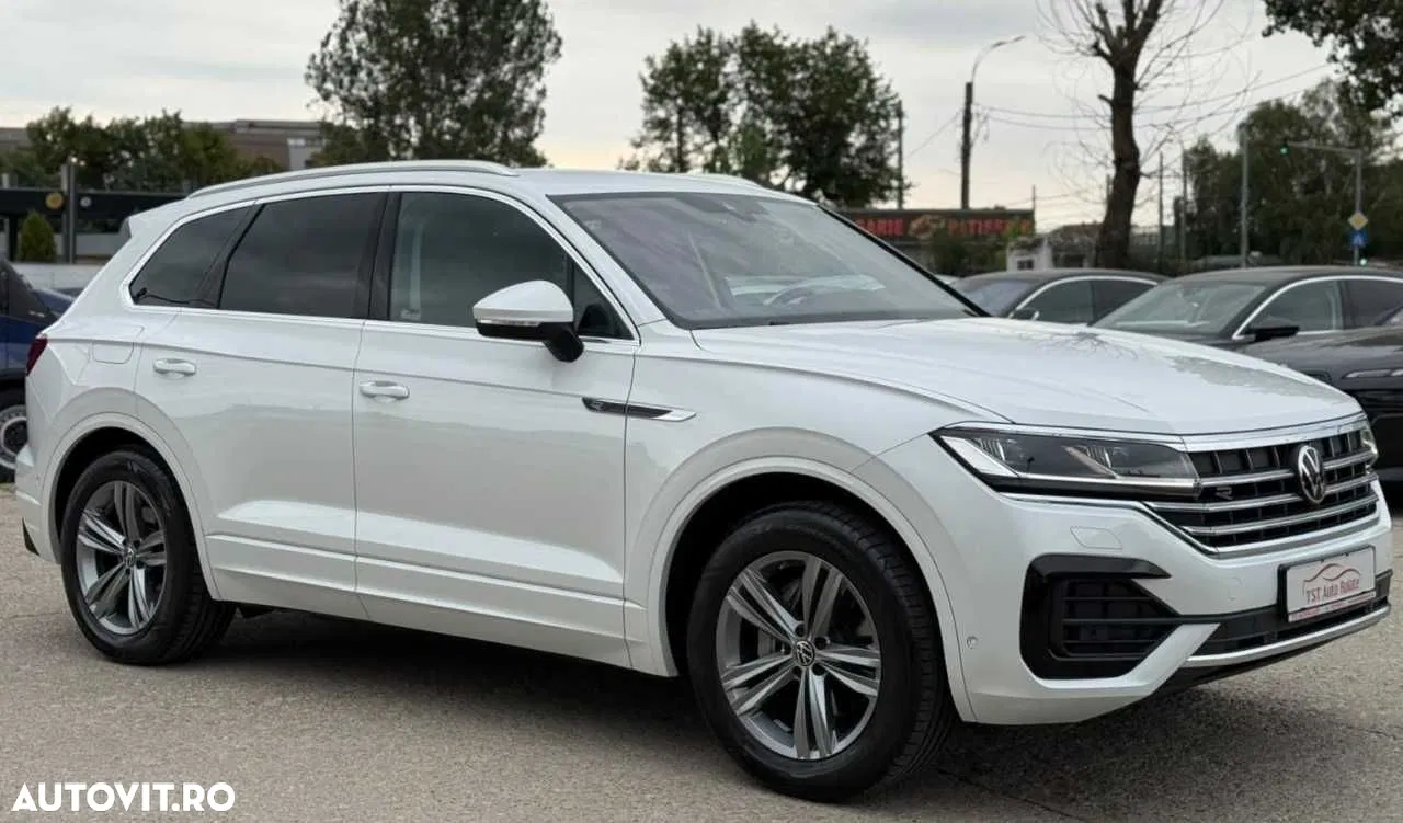 2022 Volkswagen Touareg, photograph 11