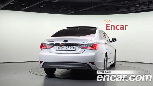 Hyundai Sonata 2.0 — photo 1 of 32