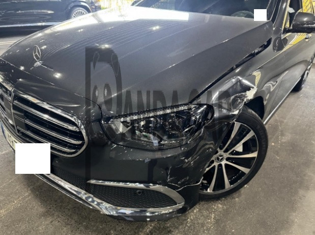 2021 Mercedes-Benz E300 e 4MATIC, photograph 2