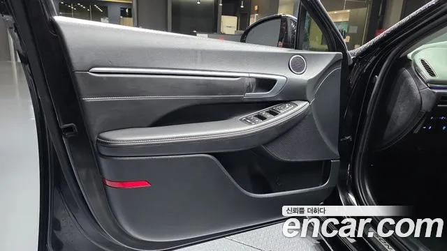 Hyundai Sonata 2.0 — photo 1 of 33