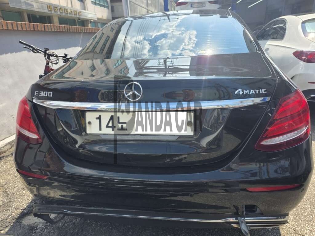 2017 Mercedes-Benz E300 4Matic, photograph 2