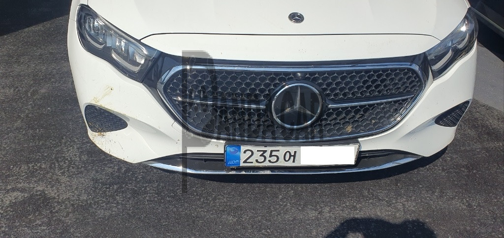 2025 Mercedes-Benz E 200, photograph 1
