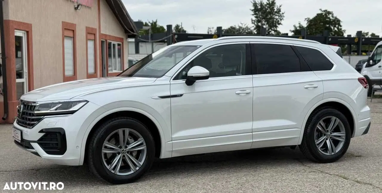 2022 Volkswagen Touareg, photograph 3