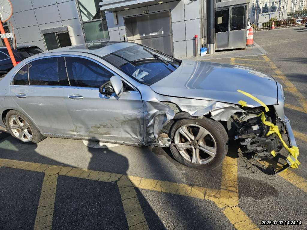 2017 Mercedes-Benz E200, photograph 3