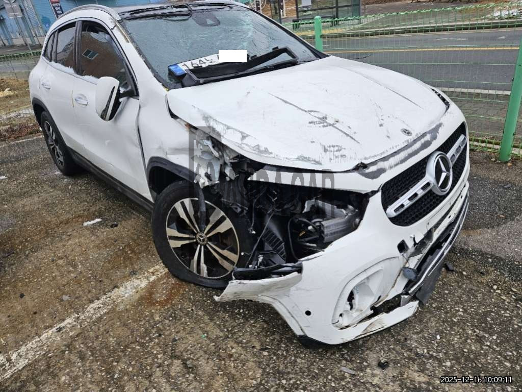 2021 Mercedes-Benz GLA220, photograph 2