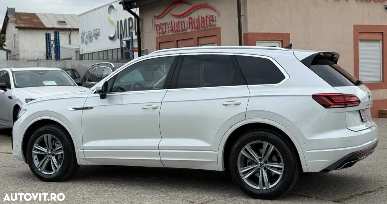 2022 Volkswagen Touareg, photograph 5