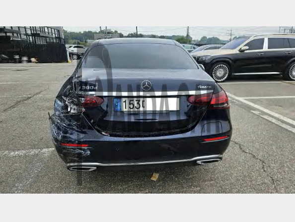 2021 Mercedes-Benz E300 e 4MATIC, photograph 2