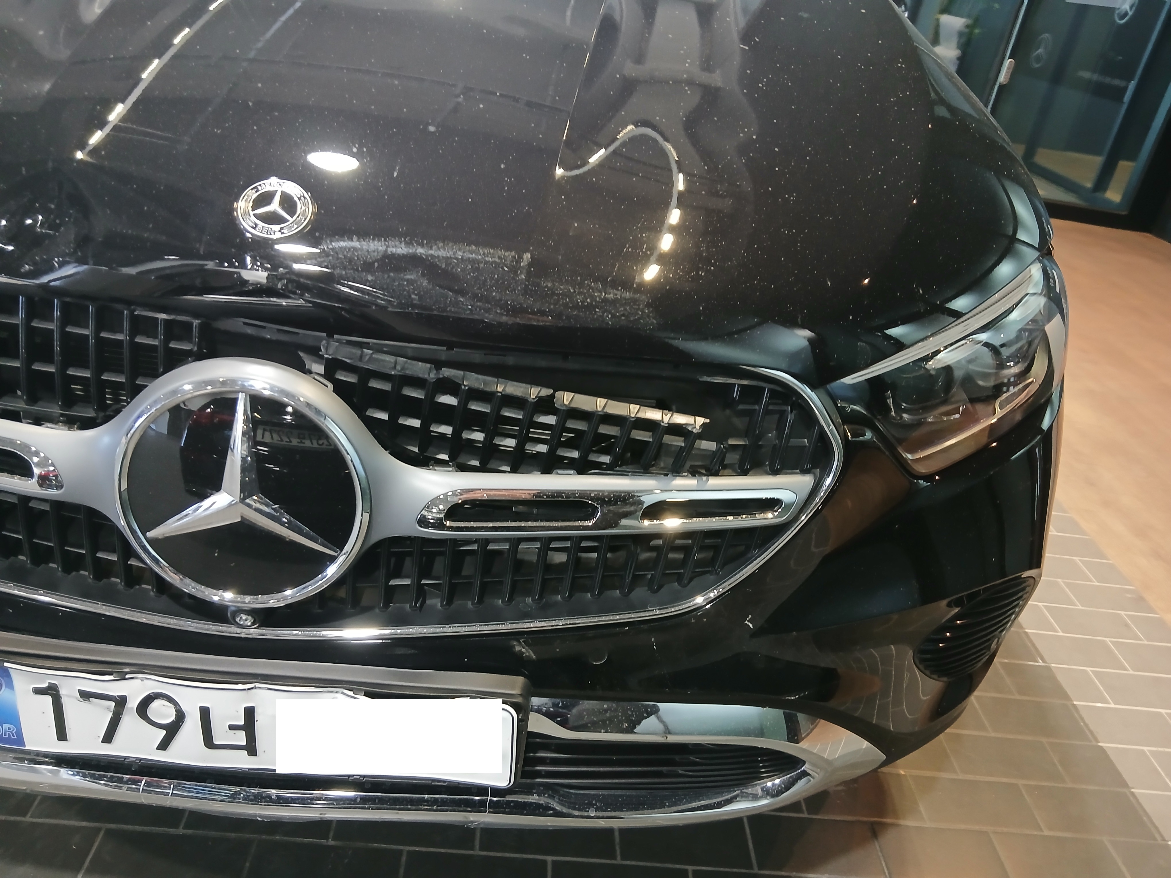 2025 Mercedes-Benz GLC300 4MATIC, photograph 2