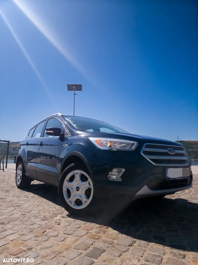 2017 Ford Kuga 1.5 TDCi 2x4 Business Edition, photograph 2