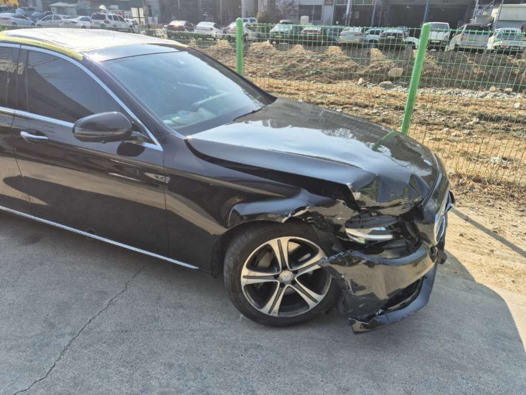 2017 Mercedes-Benz E300, photograph 3