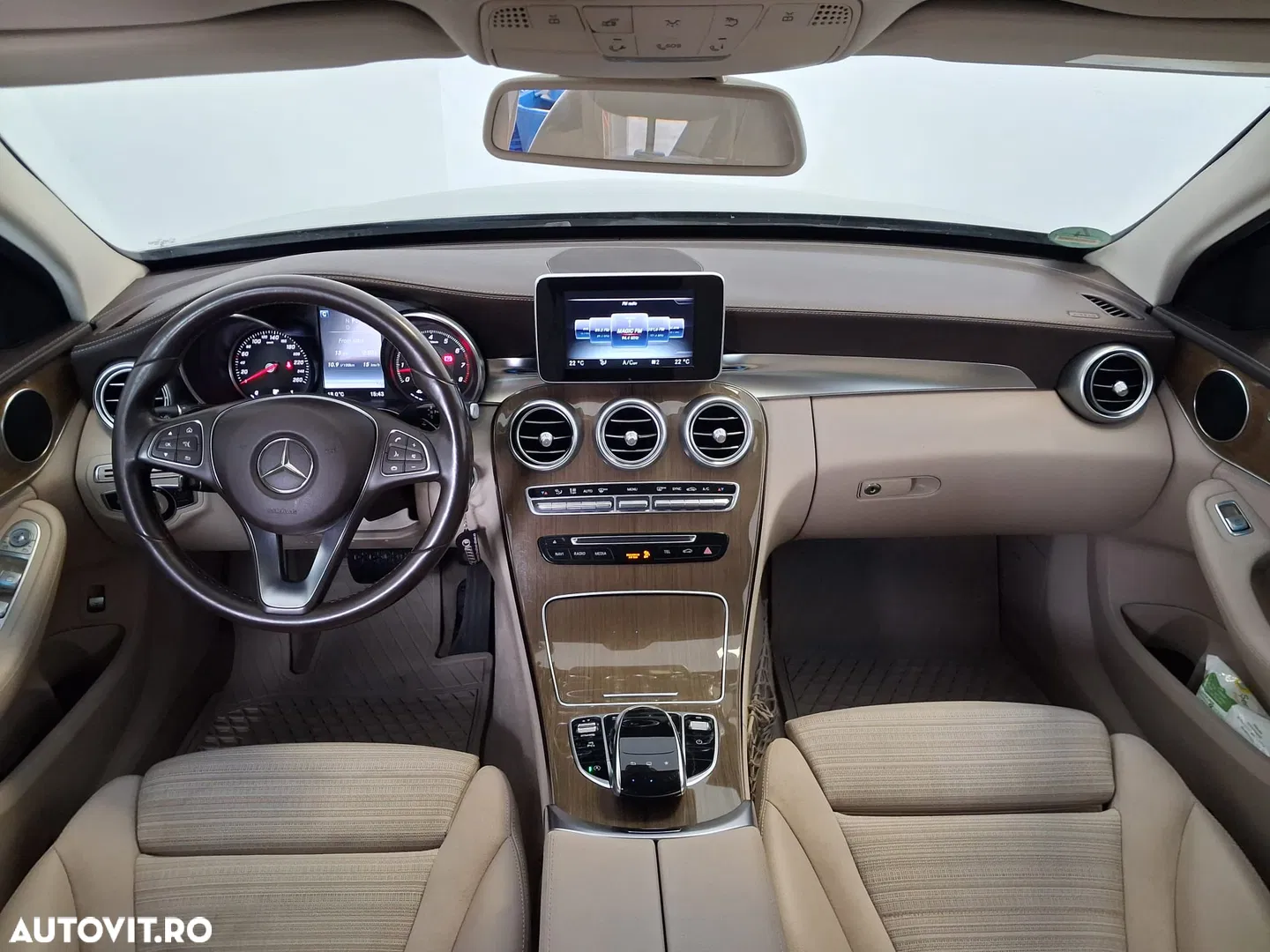2015 Mercedes-Benz C 200 7G-TRONIC, photograph 3