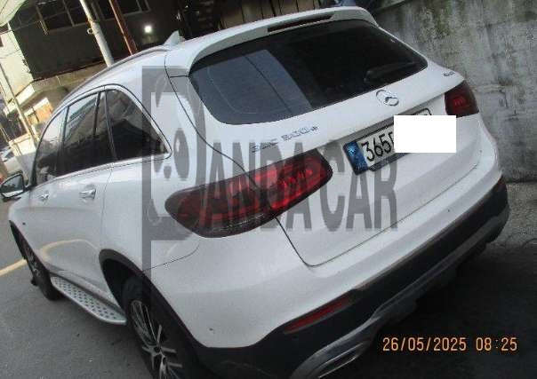 2021 Mercedes-Benz GLC300 e 4MATIC, photograph 3