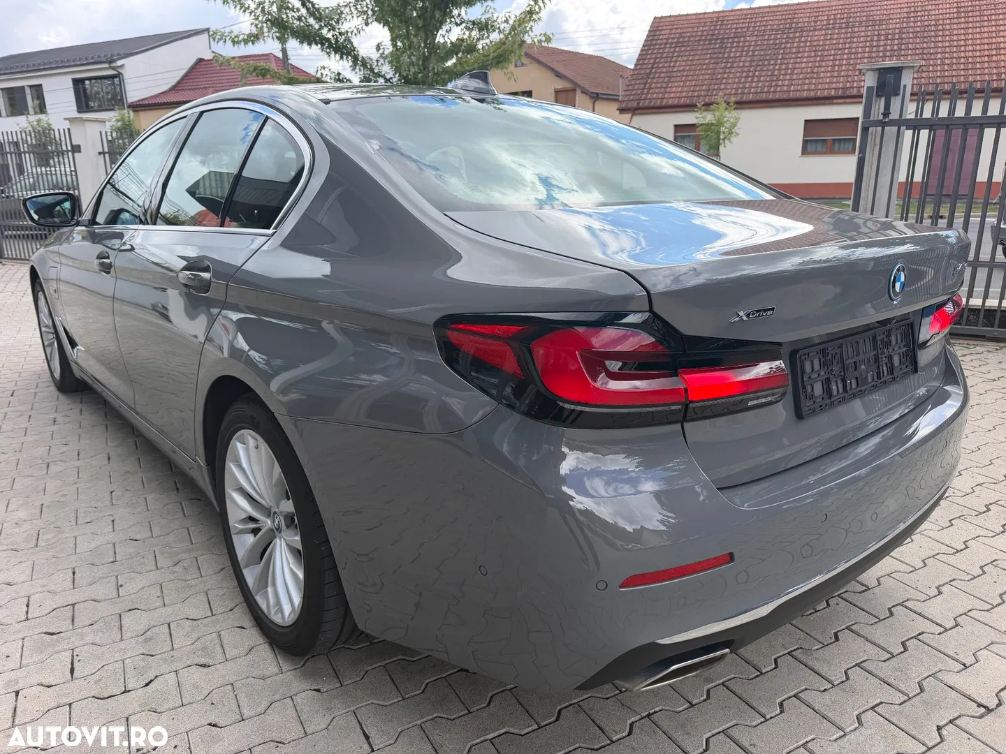 2022 BMW Seria 5 545e xDrive Aut. Luxury Line, photograph 3