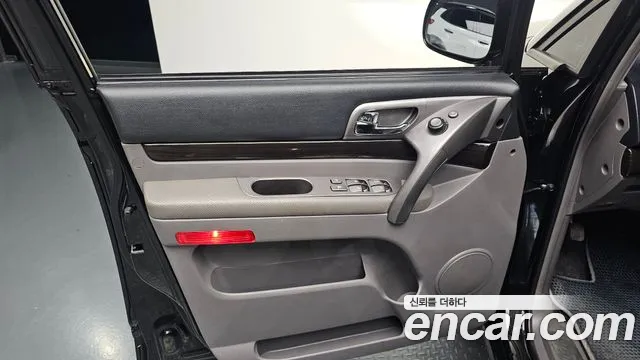 2016 KG_Mobility_Ssangyong KORANDO 4WD Chateau 11-seater, photograph 11