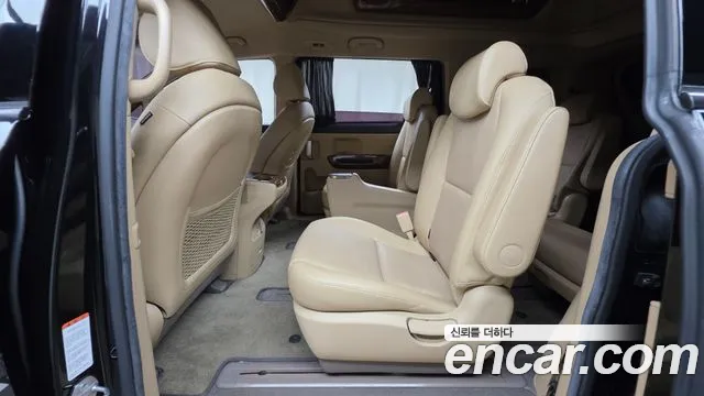 2015 Kia Canival 9-seater Hi-Limousine, photograph 3