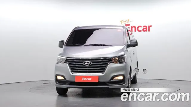 Hyundai Starex Van 3-Seater — photo 1 of 20